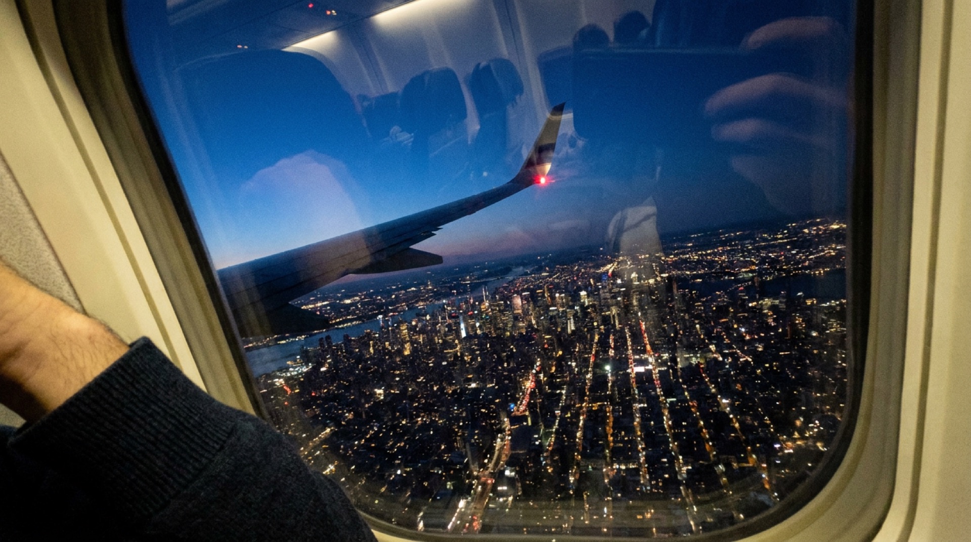 Vista da asa de um avião sobre as nuvens